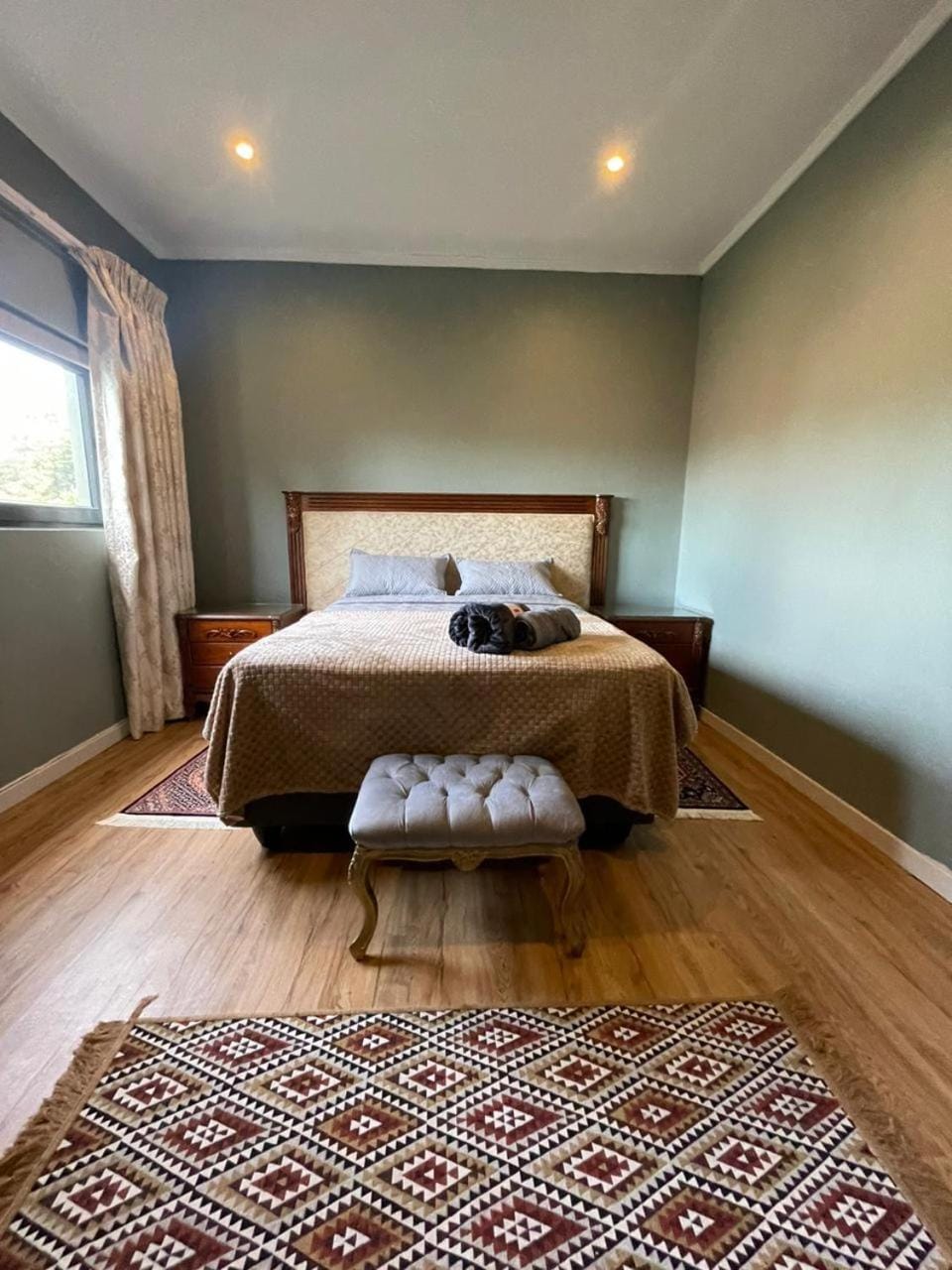 Photo of the whole room, Bedroom, towels