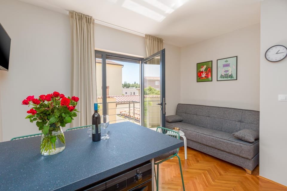 TV and multimedia, Balcony/Terrace, Living room, Seating area, Dining area