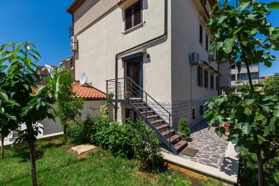 Property building, Day, Garden, Garden view