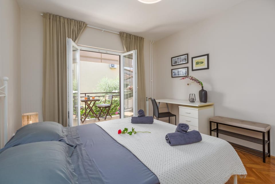 Bed, View (from property/room), Balcony/Terrace, Photo of the whole room, Bedroom, towels