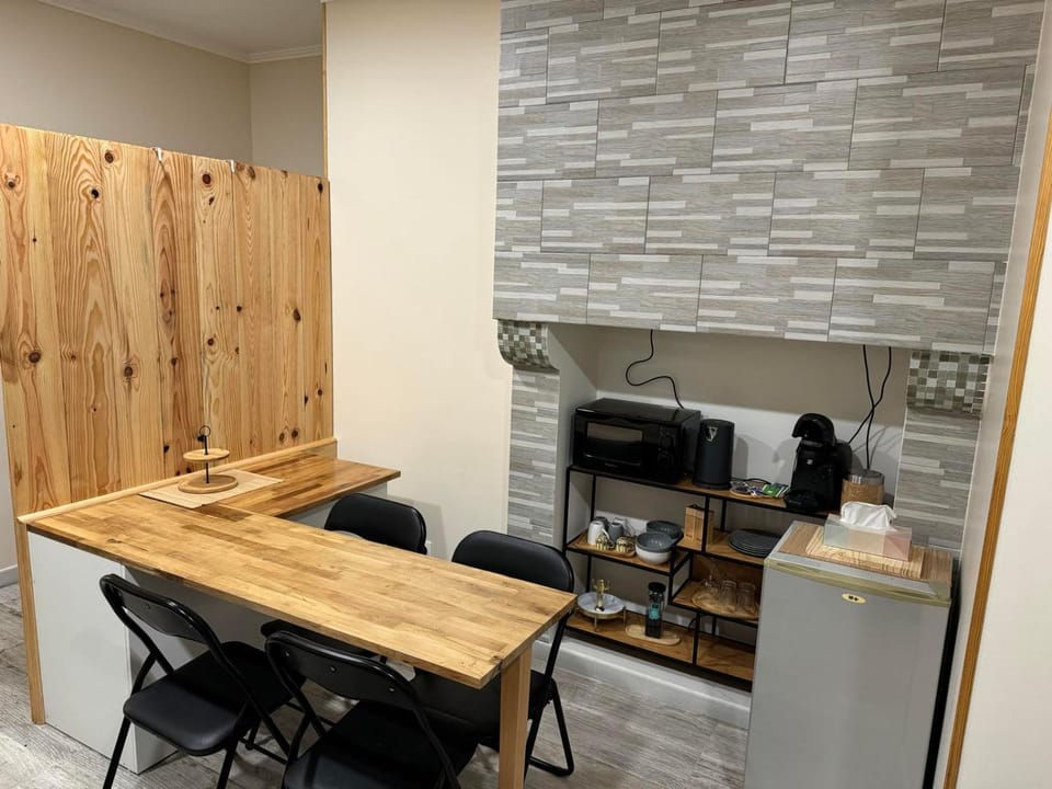 Kitchen or kitchenette, Dining area, minibar