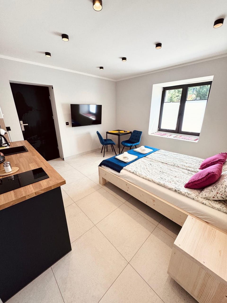 Bed, TV and multimedia, Photo of the whole room