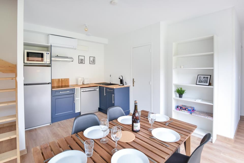 Kitchen or kitchenette, Dining area