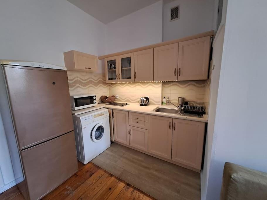 Kitchen or kitchenette, oven