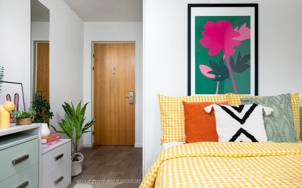 Bed, Photo of the whole room, Decorative detail, Seating area, Bedroom