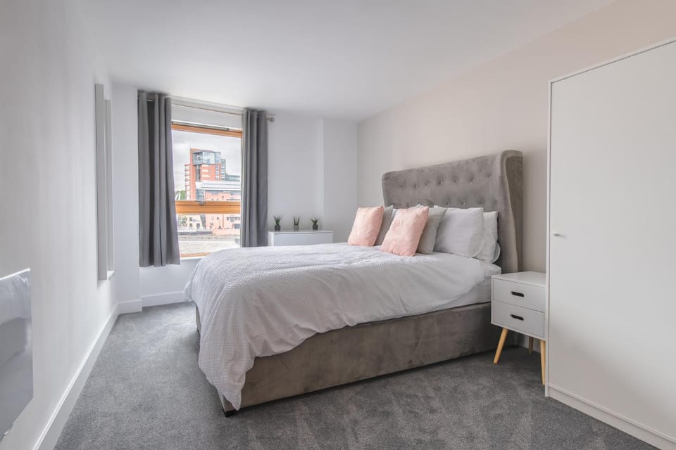 Stunning City Centre Water VIews 2 Bed 2 Bath FREE PARKING Apartment in Leeds