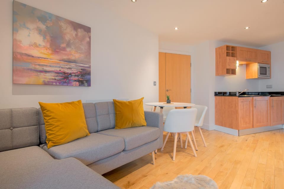 Stunning City Centre Water VIews 2 Bed 2 Bath FREE PARKING Apartment in Leeds