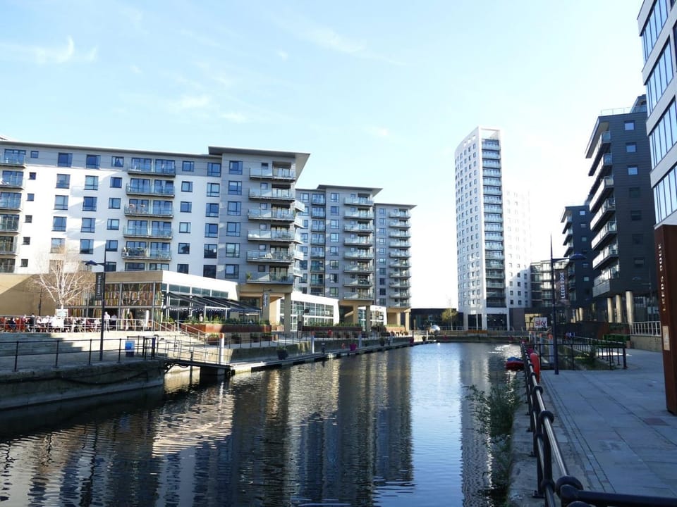 Stunning City Centre Water VIews 2 Bed 2 Bath FREE PARKING Apartment in Leeds