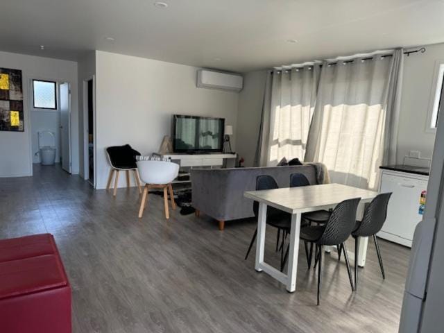 87 on FIFTH Ave Apartment in Hamilton