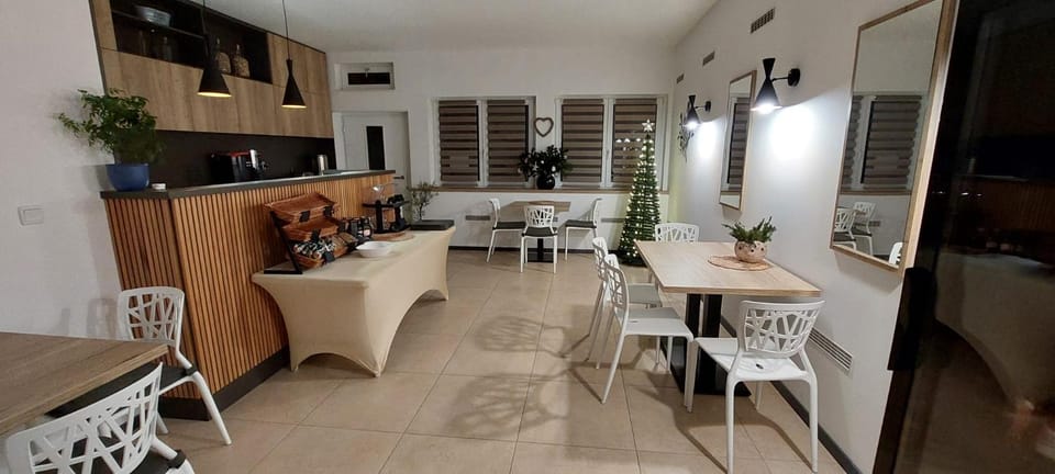 Property building, Communal lounge/ TV room, Kitchen or kitchenette, Dining area, Communal kitchen