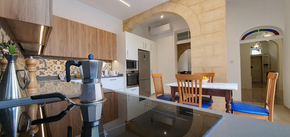 Dining area, kitchen