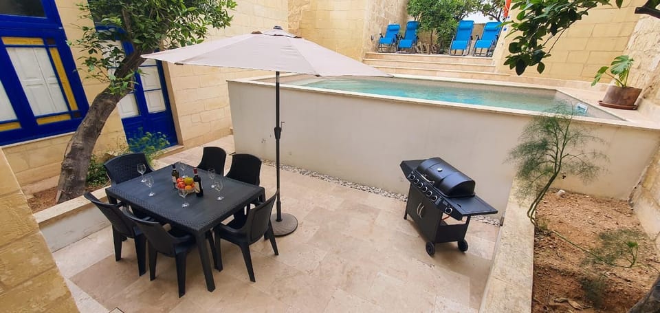 Patio, Dining area, Swimming pool