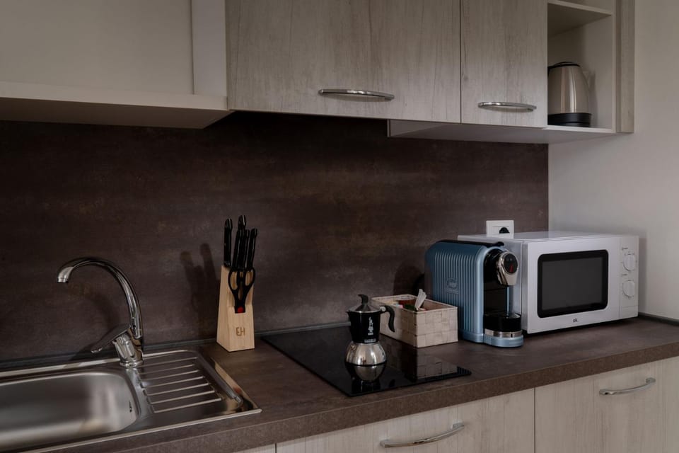 Coffee/tea facilities, Kitchen or kitchenette, stove