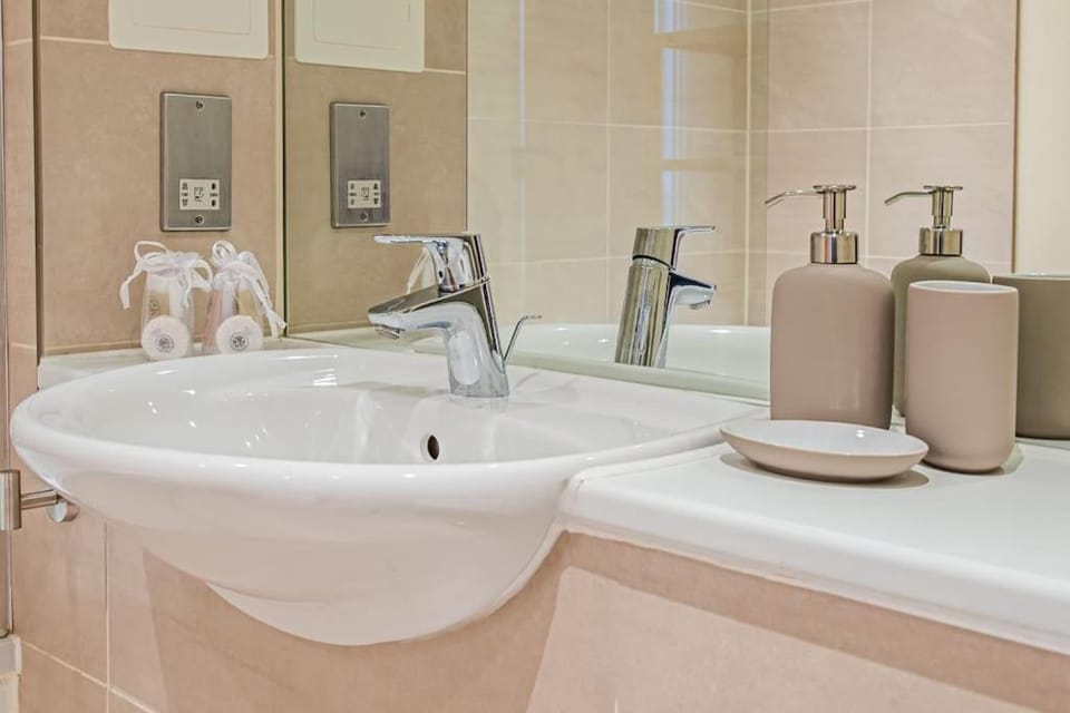 Charming Flat with Balcony near Tower Bridge Apartment in London Borough of Southwark