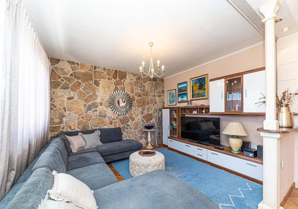 Library, TV and multimedia, Living room, Seating area, Dining area, kitchen