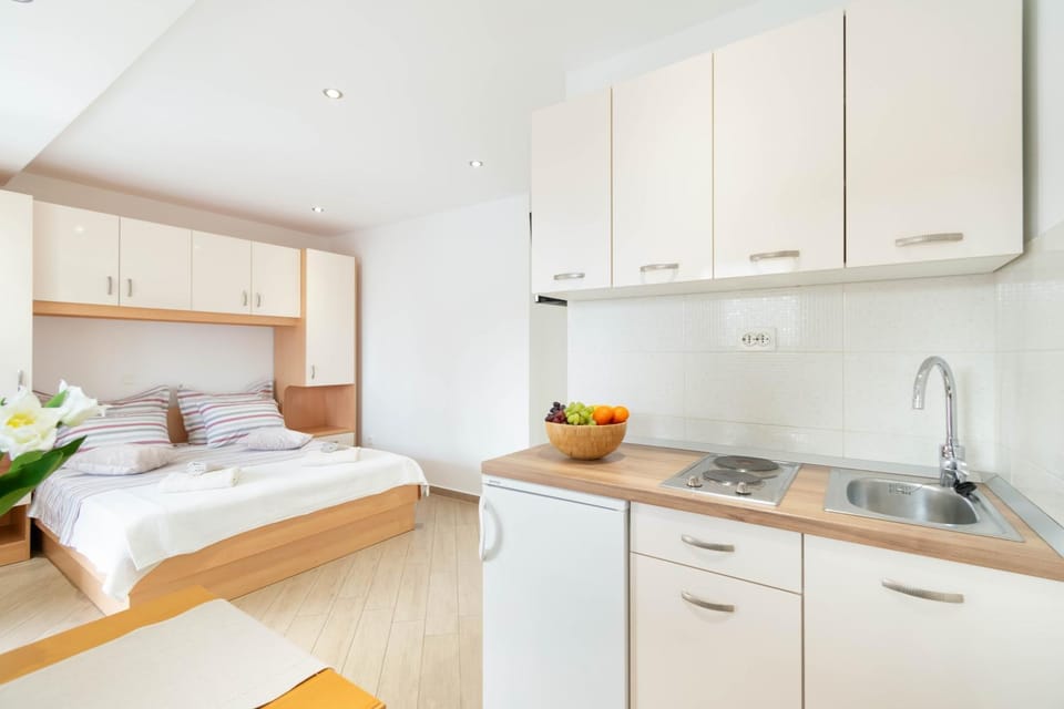 Bed, Summer, Kitchen or kitchenette, Bedroom, stove