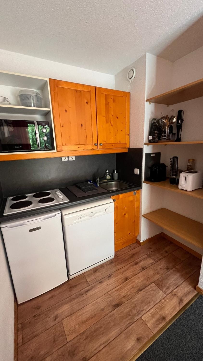 Coffee/tea facilities, dishwasher, microwave, stove, toaster, kitchen