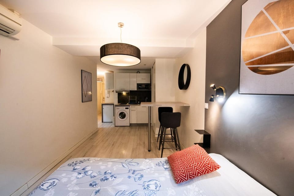 Bed, Kitchen or kitchenette, Photo of the whole room, Bedroom