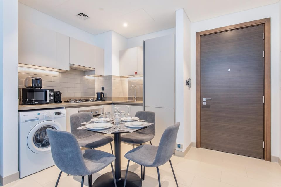 Kitchen or kitchenette, Dining area, oven