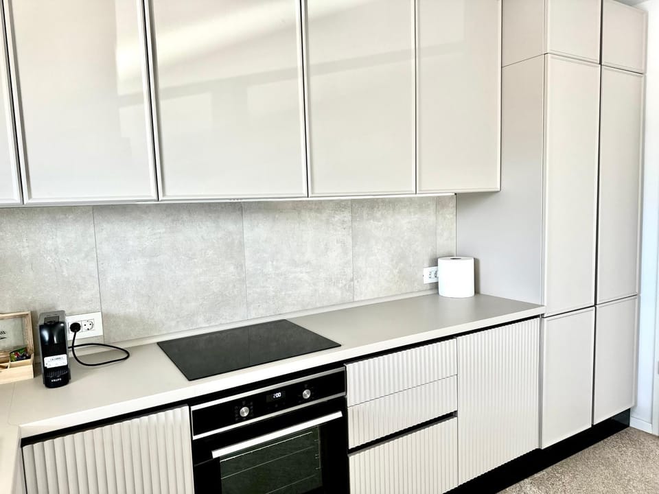Coffee/tea facilities, Kitchen or kitchenette, stove