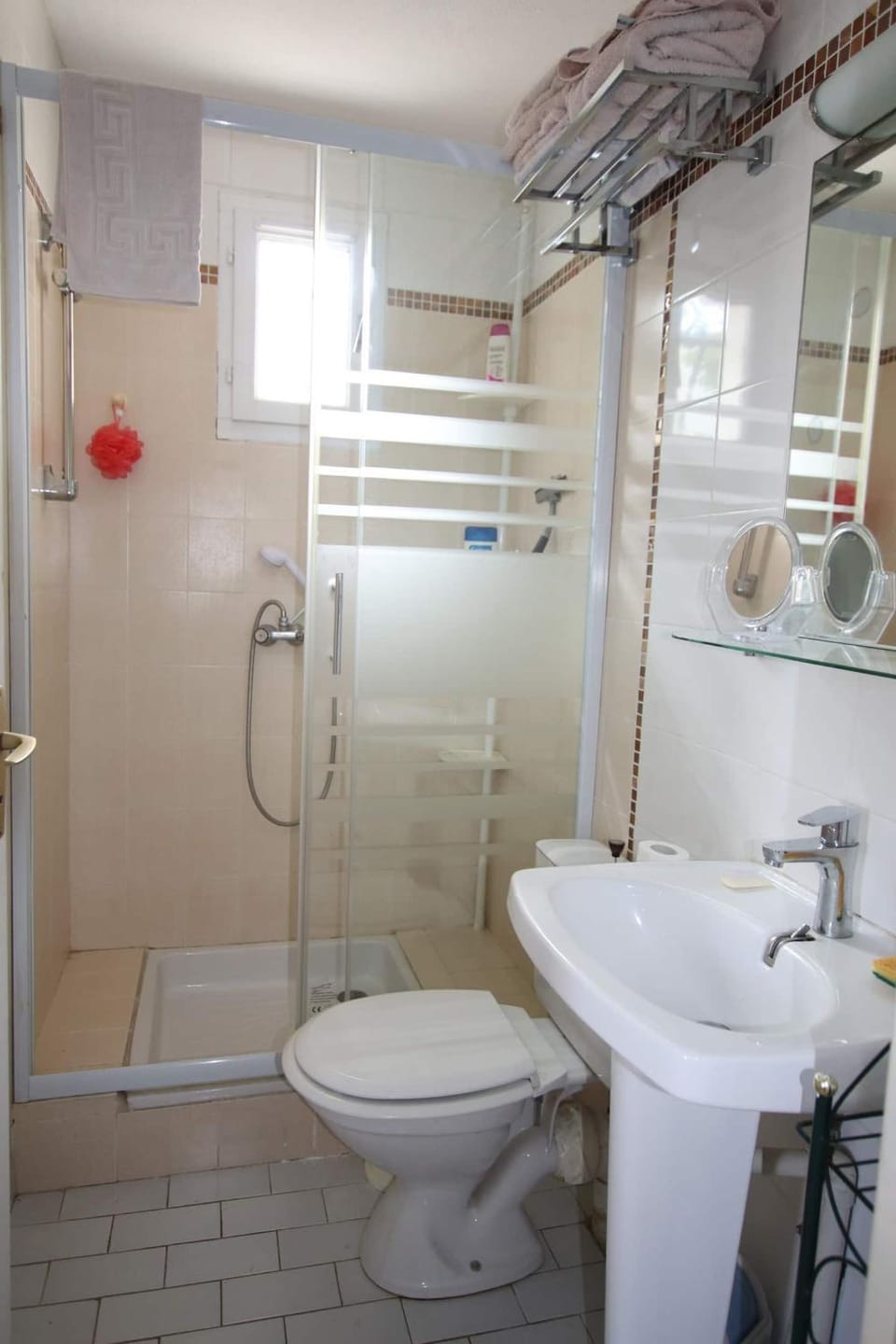 Toilet, towels