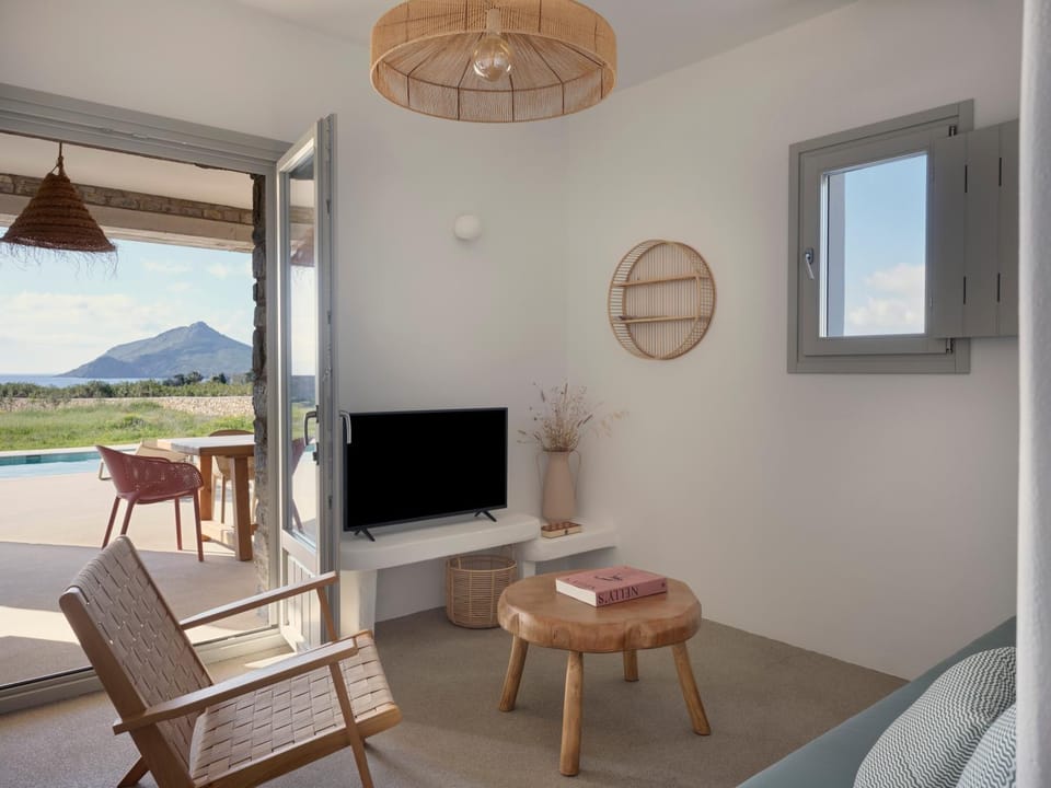 Patio, Communal lounge/ TV room, Day, Natural landscape, TV and multimedia, View (from property/room), Living room, Lounge or bar, Decorative detail, Seating area, Dining area, Evening entertainment, Mountain view, Sea view, Swimming pool, sunbed