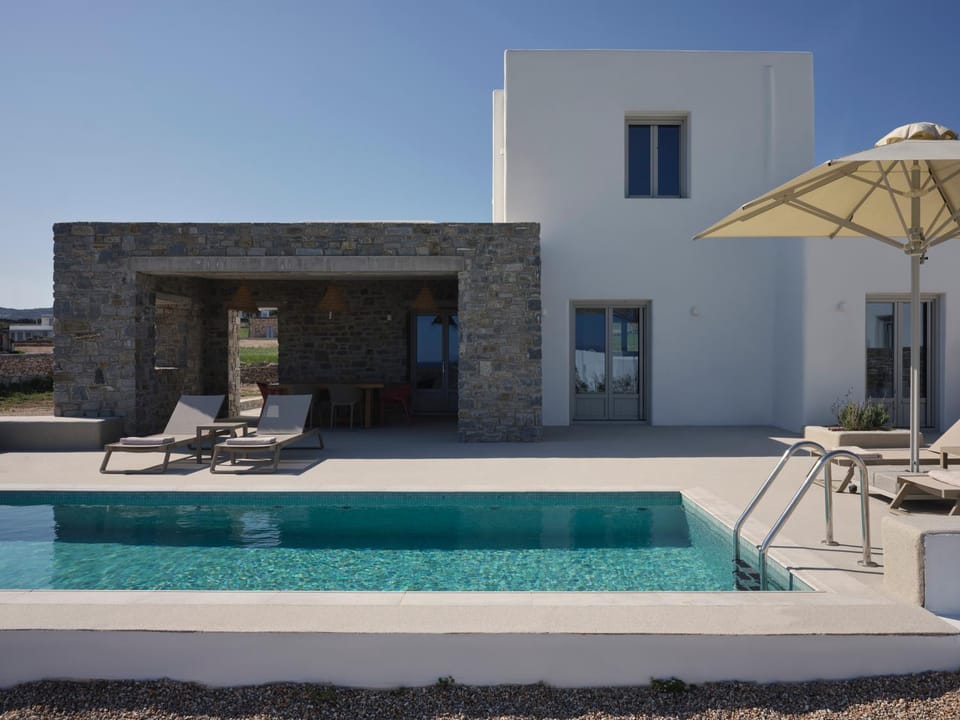 Property building, Patio, Day, Summer, Dining area, Pool view, Swimming pool, sunbed