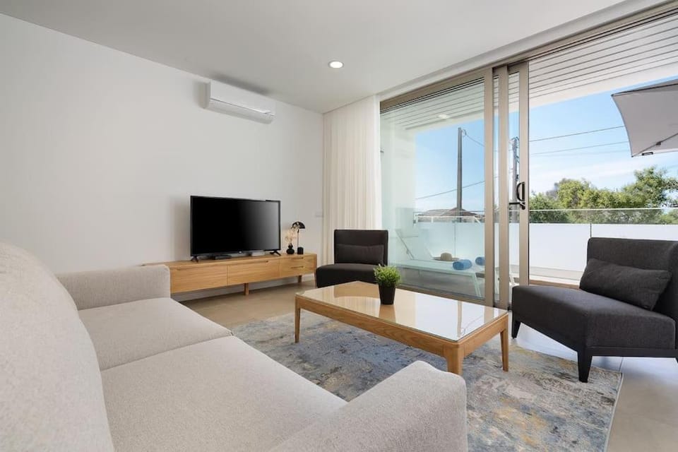 Communal lounge/ TV room, TV and multimedia, Living room, Seating area, air conditioner