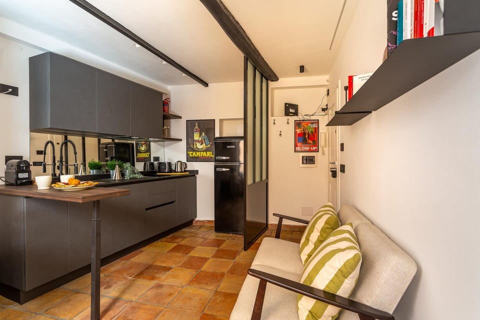 Coffee/tea facilities, Kitchen or kitchenette, oven, stove
