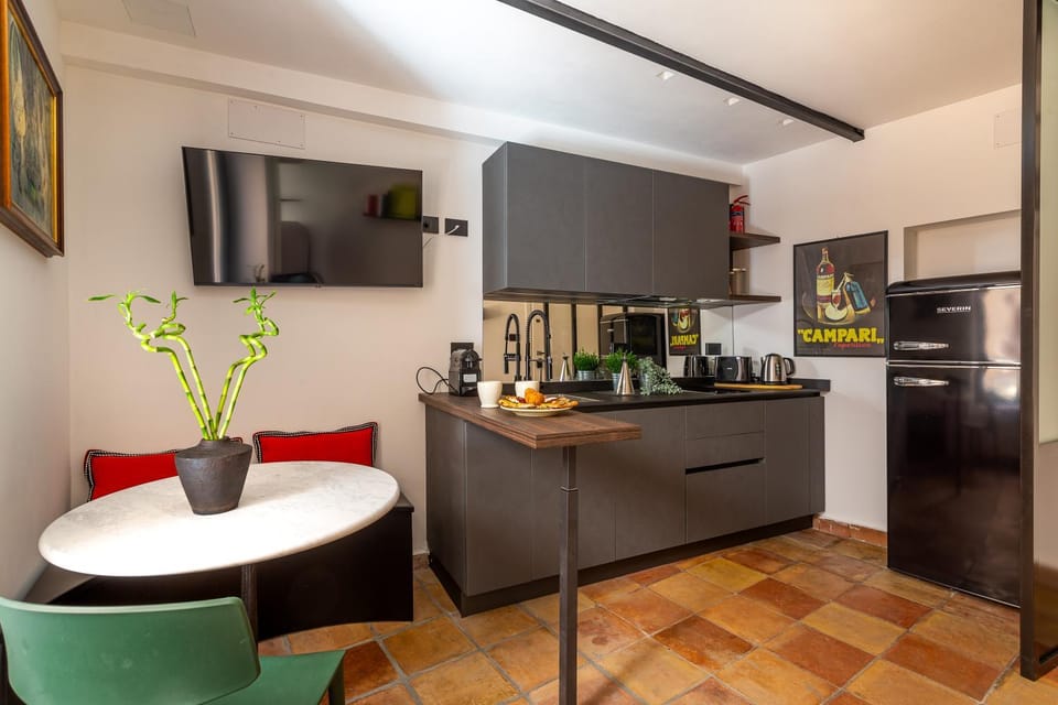 Coffee/tea facilities, Kitchen or kitchenette, stove
