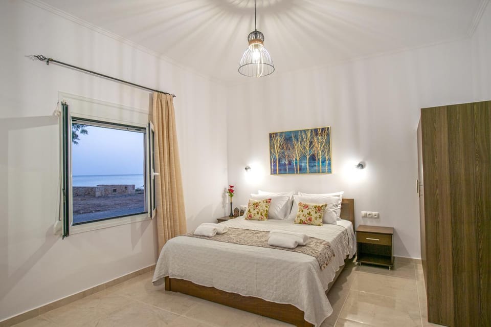 Bed, Photo of the whole room, Bedroom, locker, towels, wardrobe