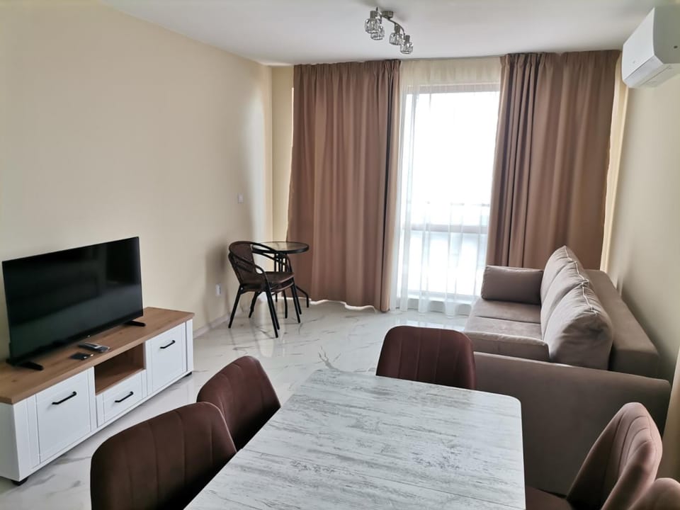 Communal lounge/ TV room, Bed, TV and multimedia, Living room, Photo of the whole room, Seating area, Dining area, Evening entertainment