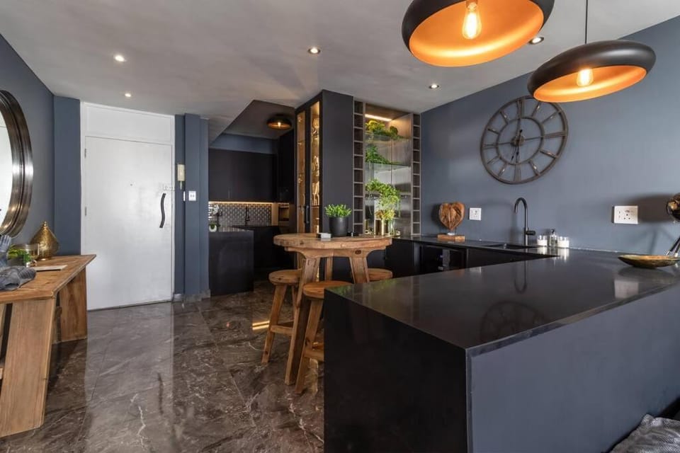 Kitchen or kitchenette, minibar