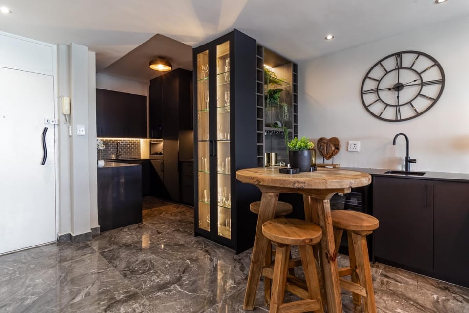 Luxurious Seaside Apartment, Seapoint 202 Shoreham Apartment in Sea Point