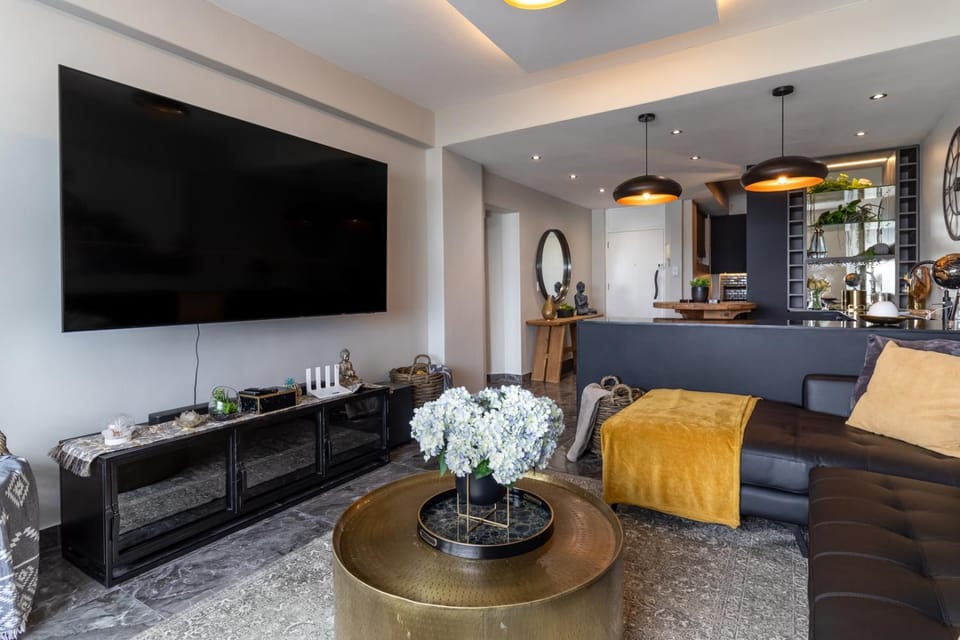 Luxurious Seaside Apartment, Seapoint 202 Shoreham Apartment in Sea Point