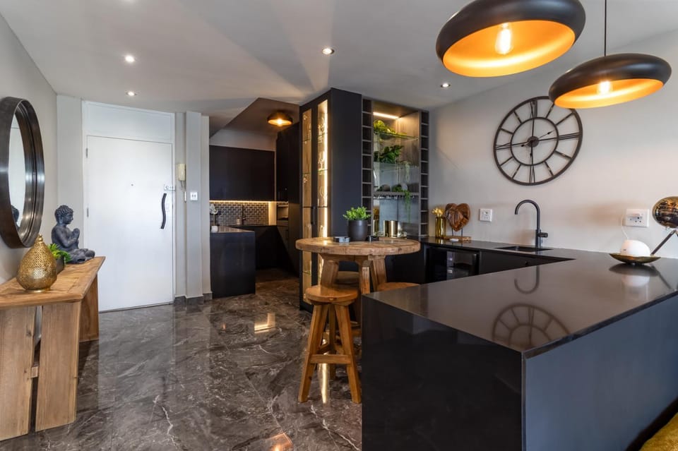 Luxurious Seaside Apartment, Seapoint 202 Shoreham Apartment in Sea Point