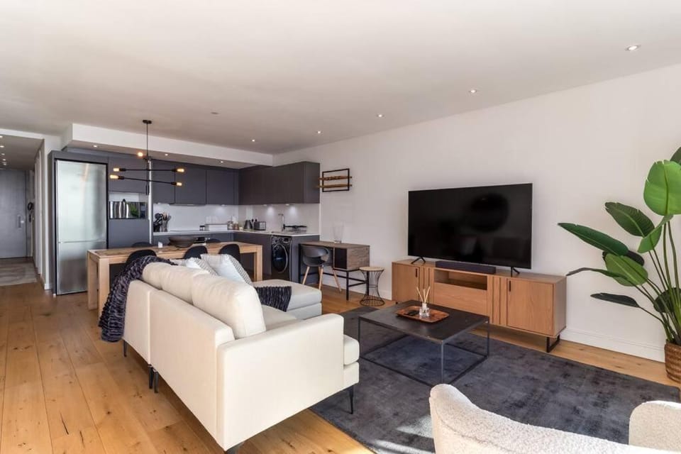 TV and multimedia, Kitchen or kitchenette, Living room, Seating area, Dining area