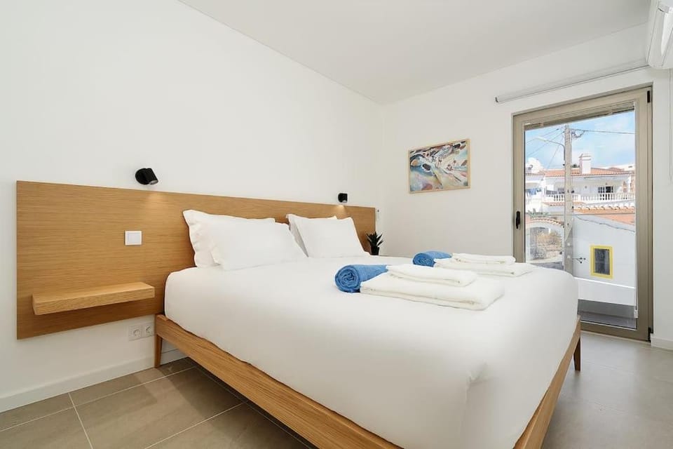 Bed, Bedroom, towels