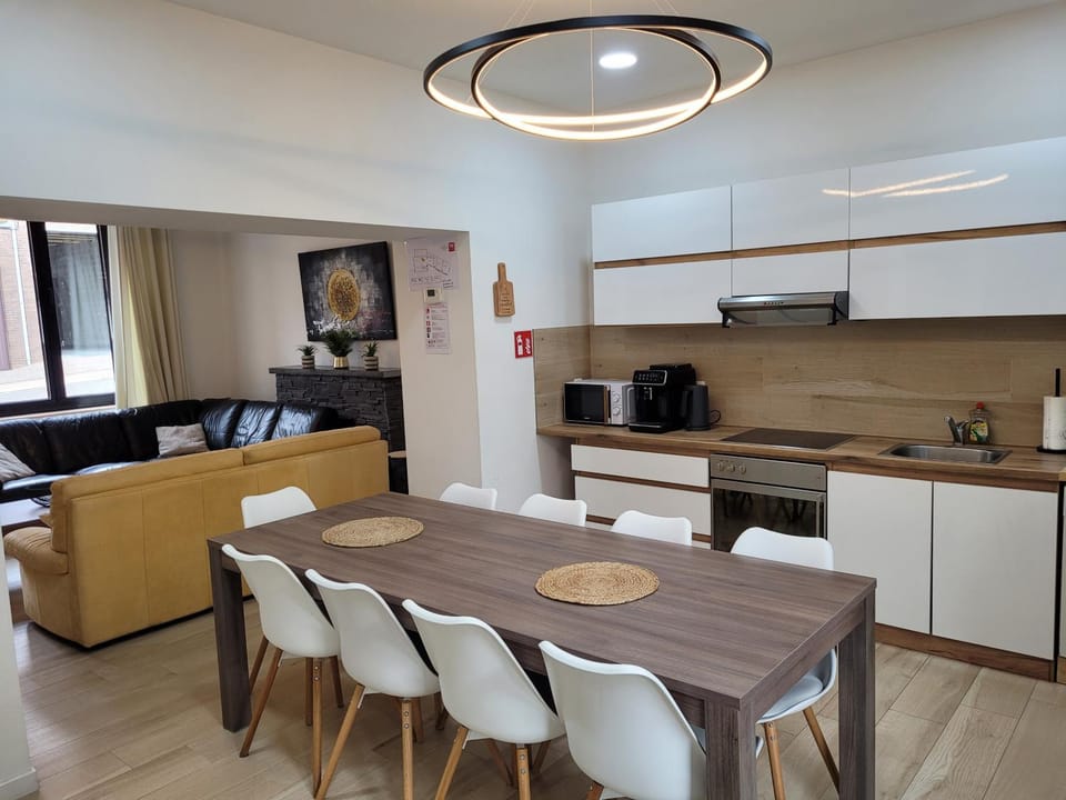 Coffee/tea facilities, Kitchen or kitchenette, Dining area, Communal kitchen, microwave, stove, kitchen
