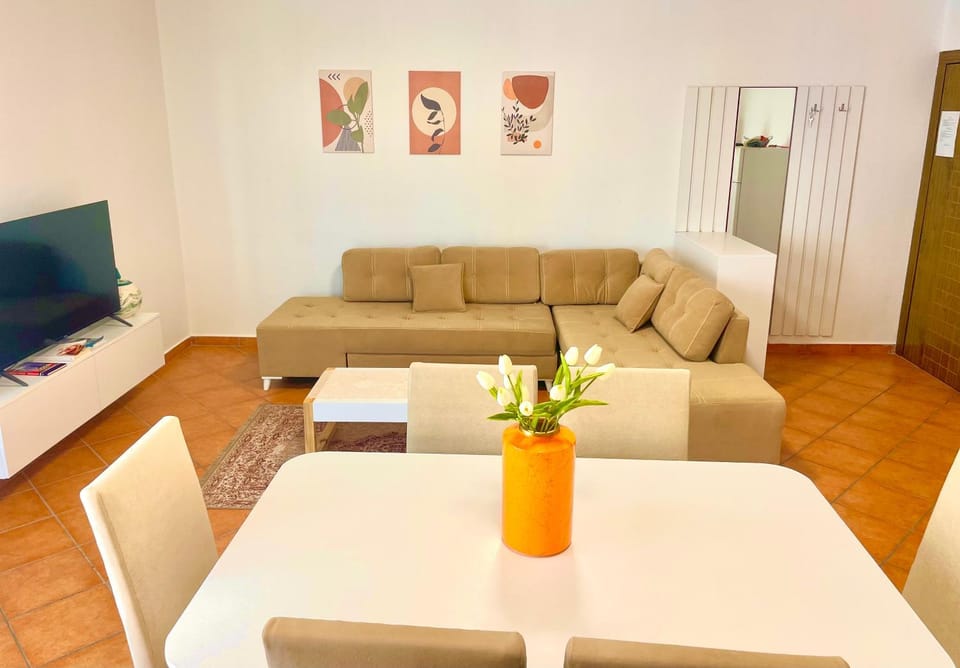 Communal lounge/ TV room, TV and multimedia, Living room, Seating area, Dining area, Evening entertainment
