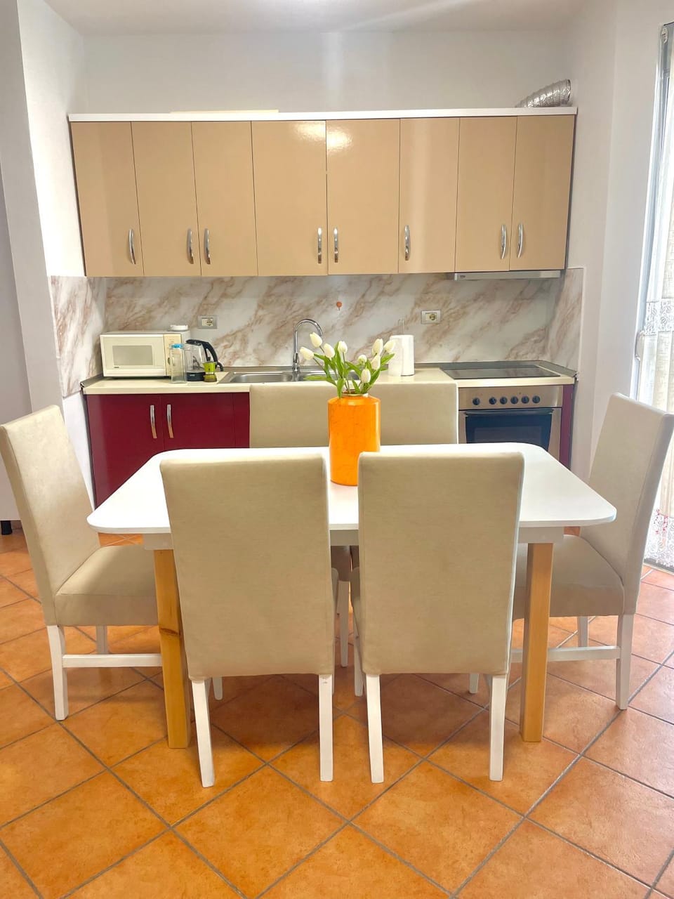 Kitchen or kitchenette, Dining area