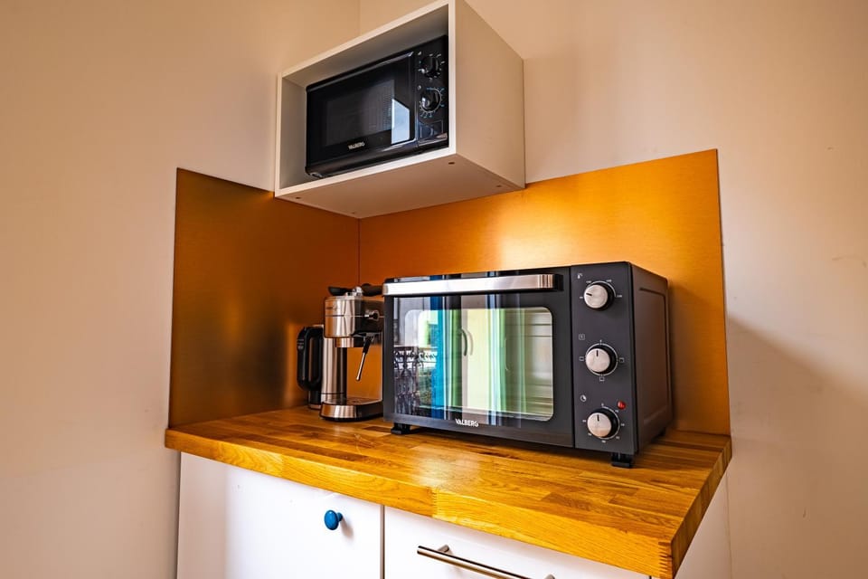 Coffee/tea facilities, oven