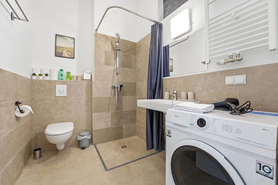 Shower, Toilet, Bathroom, towels, washing machine