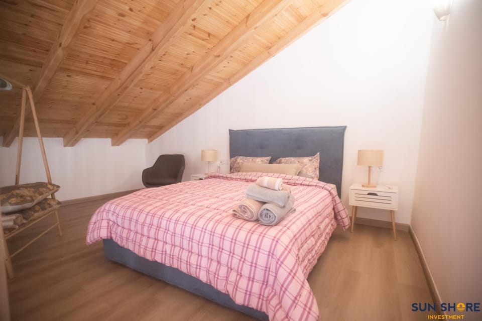 Bed, Photo of the whole room, Bedroom, towels