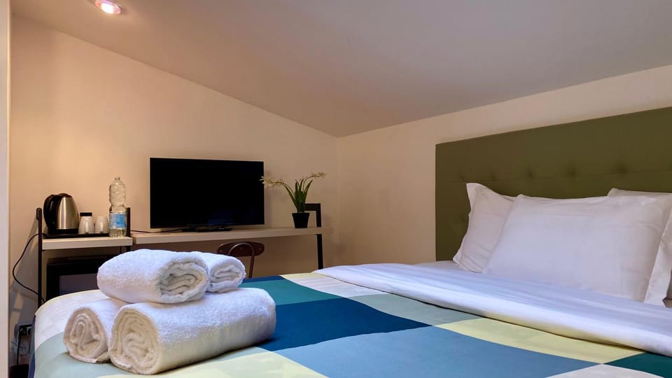 Bed, TV and multimedia, towels