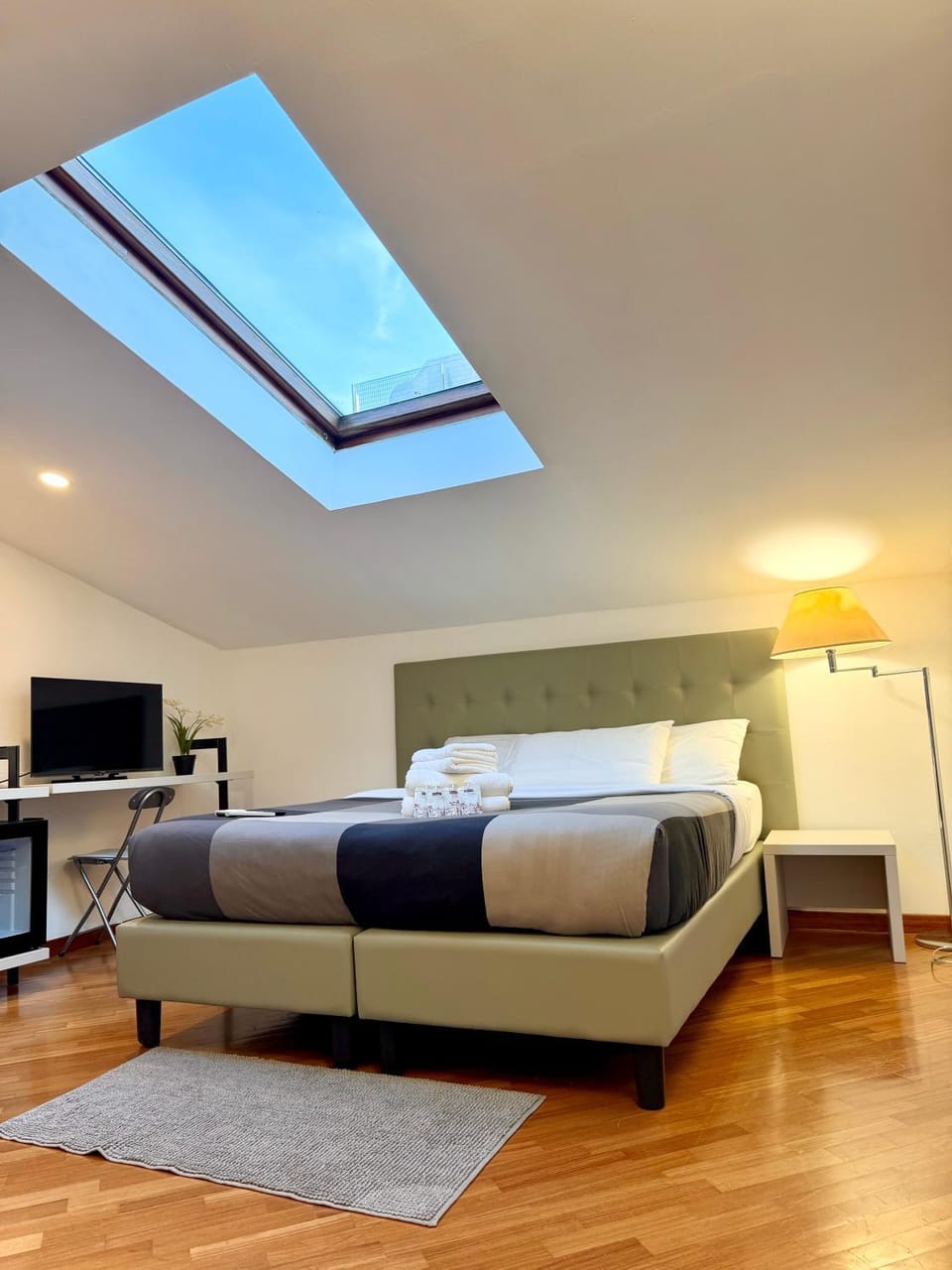 Bed, TV and multimedia, Bedroom