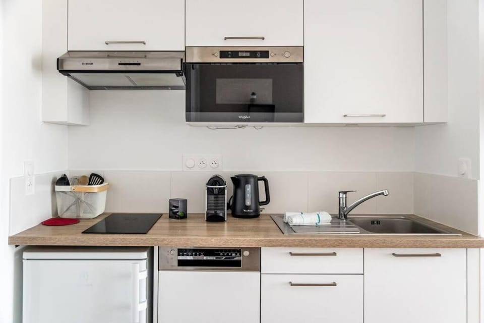 Coffee/tea facilities, stove, toaster