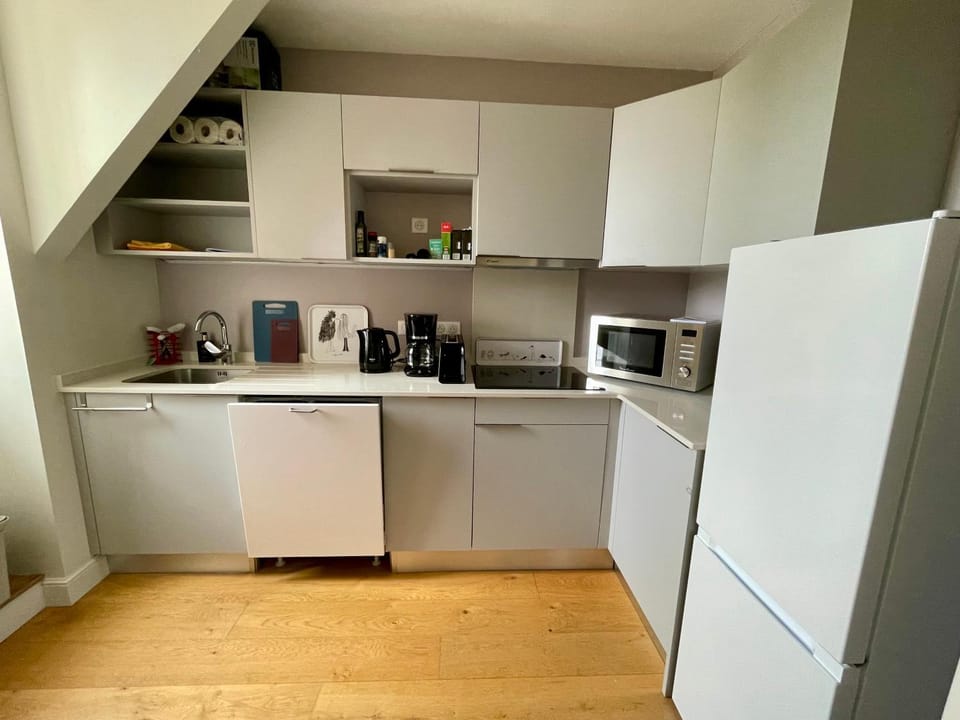 Coffee/tea facilities, dishwasher, oven, stove, toaster