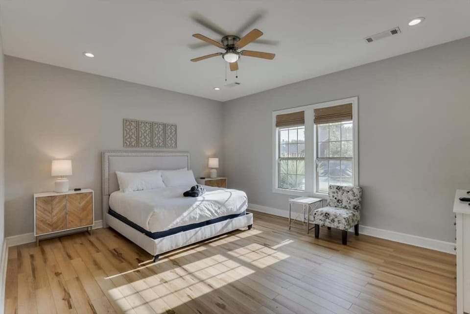 Vibrant Texas Escape - 5BR, Pool & Hot Tub House in Rowlett