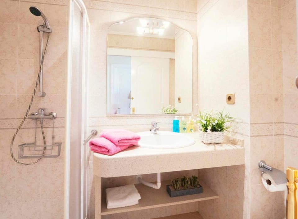 Shower, Bathroom, towels
